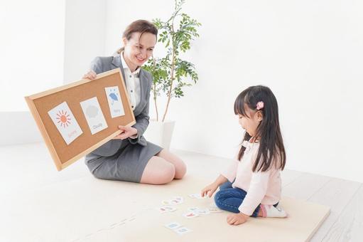 こどもと話す女性