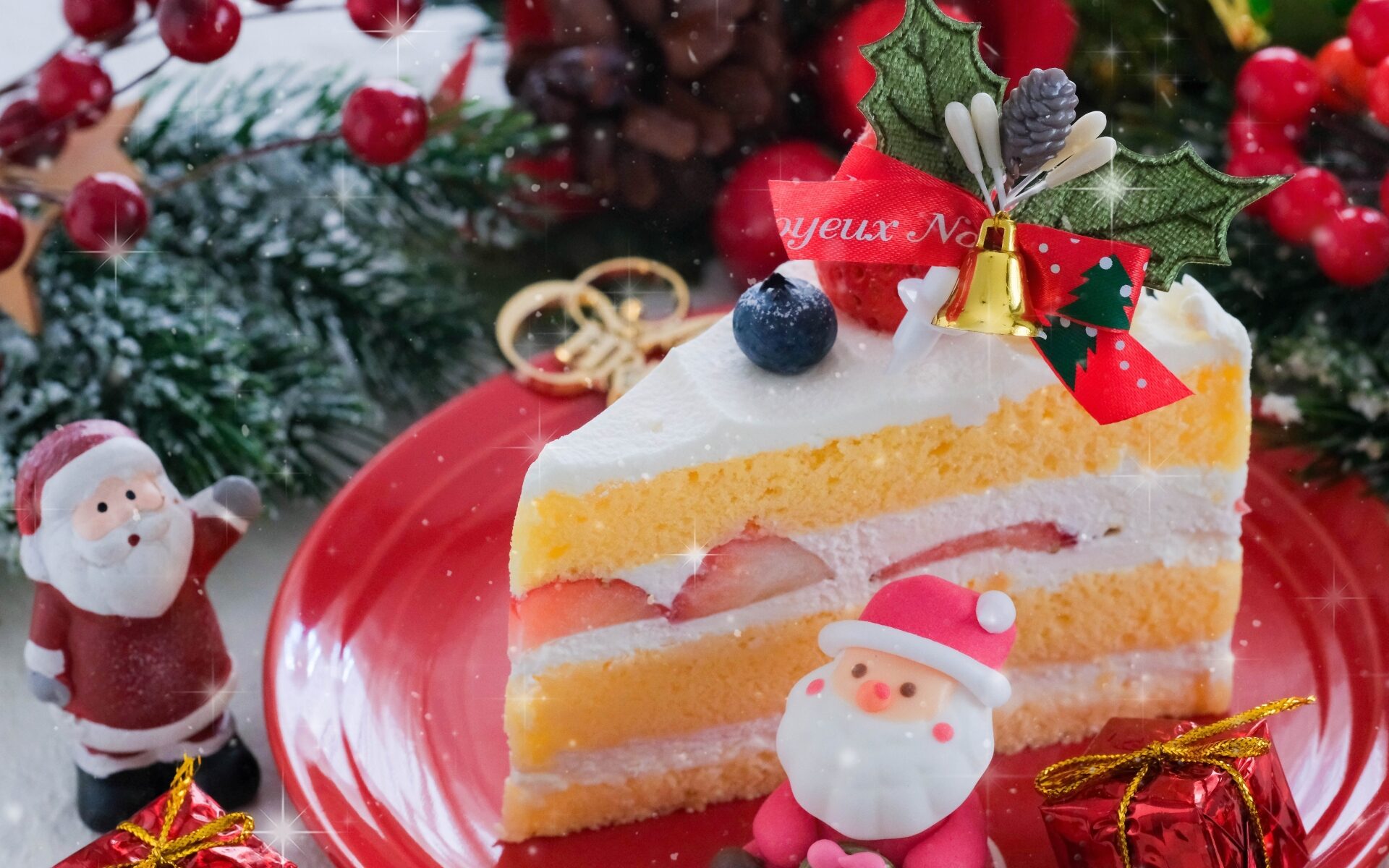 お皿の上のクリスマスケーキとサンタクロース